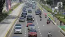 Sejumlah kendaraan melintas di kawasan Jalan Sudirman, Jakarta, Rabu (11/8/2021). Mulai 12 Agustus 2021, Polda Metro Jaya bakal kembali menerapkan aturan ganjil genap di sejumlah ruas jalan Ibu Kota dan meniadakan kebijakan penyekatan yang diterapkan selama PPKM Level 4. (Liputan6.com/Faizal Fanani)