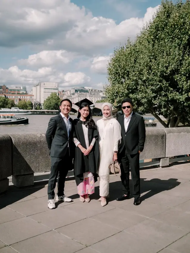 Potret Cantik Namira Adjani Wisuda S2 di London, Kompak Berkebaya Putih dengan Alya Royali