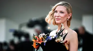 Aktris Australia Cate Blanchett saat tiba untuk pemutaran film 'Tar' pada ajang Venice Film Festival 2022 di Venesia, Italia, 1 September 2022. Cate Blanchett tak pernah mengecewakan saat menghadiri Venice Film Festival 2022. (Tiziana FABI/AFP)