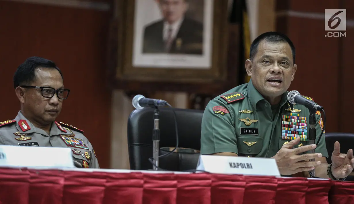 Panglima TNI Gatot Nurmantyo memberikan keterangan terkait hasil rapat koordinasi penertiban impor berisiko tinggi di kantor pusat Bea dan Cukai, Jakarta, Rabu (12/7). (Liputan6.com/Faizal Fanani)