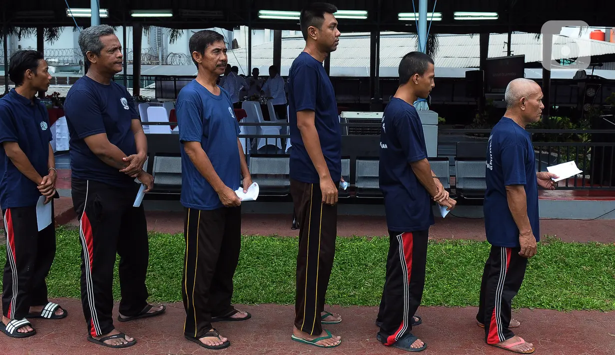 Warga Binaan Pemasyarakatan (WBP) melakukan simulasi pelaksanaan Pemilu 2024 di Lapas Kelas 1 Cipinang, Jakarta, Rabu (10/1/2024). Kanwil Kementerian Hukum dan Hak Asasi Manusia (Kemenkumham) DKI Jakarta melaksanakan simulasi Pemilu 2024. (merdeka.com/Imam Buhori)
