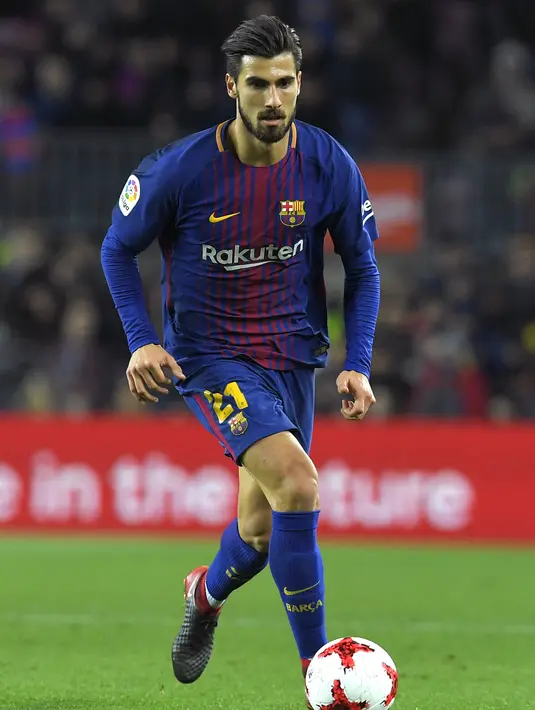 Barcelona merekrut Andre Gomes dari Valencia pada tahun 2016. Pemain berusia 31 tahun tersebut sempat memenangkan gelar Copa del Rey dan La Liga sebelum pindah ke Everton. Setelah lima tahun bermain untuk Everton, Gomes kini bebas untuk memilih klub baru. (LLUIS GENE / AFP)