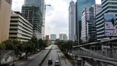 Suasana jalan protokol terlihat lengang di kawasan Kuningan, Jakarta, Kamis (16/7/2015). H-1 jelang Lebaran, situasi Ibukota Jakarta sudah sepi ditinggal warganya yang mudik ke kampung halaman. (Liputan6.com/Faizal Fanani)