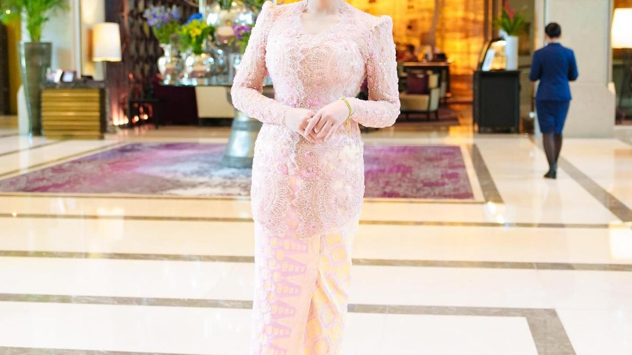Potret Nagita Slavina Tampil Mengenakan Kebaya