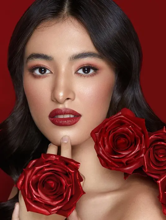 Mawar Eva dalam foto ini terlihat berbeda. Mengenakan makeup bold bernuansa merah, ditambah pulasan lipstik merah merona, Mawar Eva berhasil menunjukkan sisi lain dari dirinya yang tak kalah memesona. Foto: Instagram.