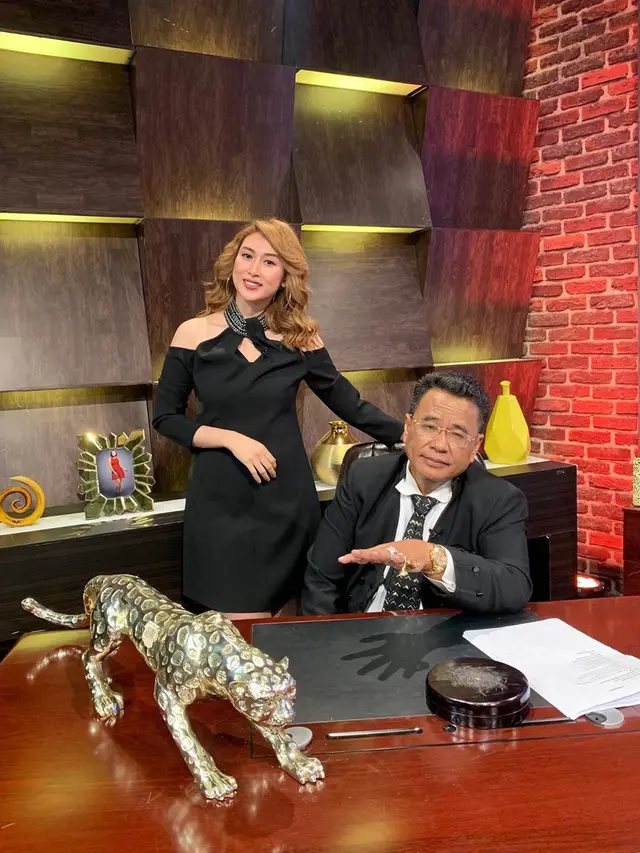 Potret Shella Pedangdut yang Jadi Asisten Pribadi Hotman Paris