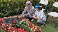 Jelang PSBB Jakarta, BCL Ziarah ke Makam Ashraf Sinclair