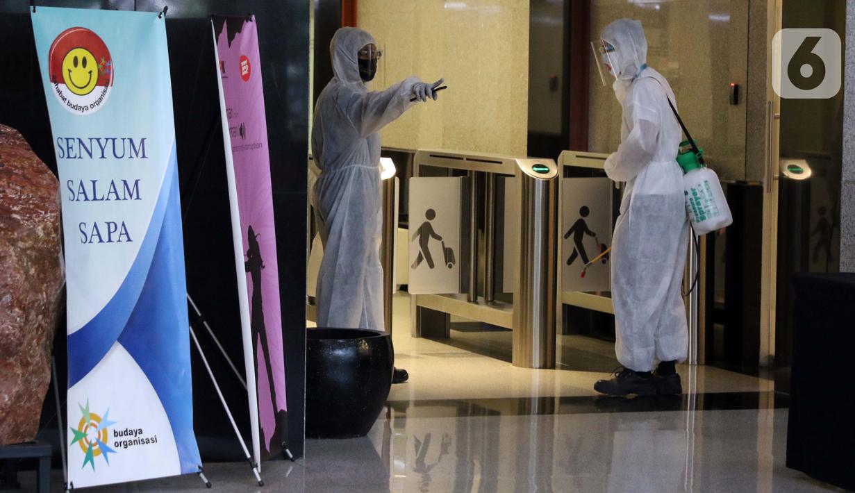 Petugas bersiap menyemprotkan cairan disinfektan di Gedung KPK, Jakarta, Selasa (22/9/2020). Penyemprotan dilakukan rutin untuk mengantisipasi serta menekan penyebaran virus COVID-19 menyusul temuan sedikitnya 21 kantor kementerian/lembaga yang menjadi klaster baru. (Liputan6.com/Helmi Fithriansyah)