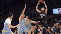 Penggawa Orlando Magic Evan Fournier (kanan) dikepung pemain LA Lakers pada laga di Staples Center, Rabu (7/3/2018) atau Kamis (8/3/2018) WIB. (AP Photo/Reed Saxon)