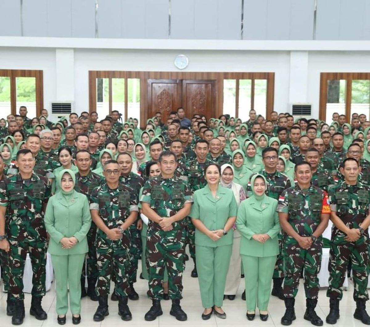 Acara tersebut digelar di Aula Makodam XII/Tanjungpura pada Kamis (25/1). Terlihat, Kasad didampingi oleh sang istri, Ibu Uli Pandjaitan. <br>