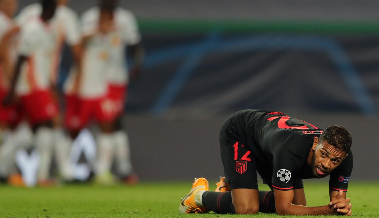 Pemain Atletico Madrid, Renan Lodi, tampak lesu usai dikalahkan RB Leipzig pada perempat final Liga Champions 2019/2020 di Estadio Jose Alvalade, Jumat (14/8/2020) dini hari WIB. Atletico Madrid kalah 1-2 atas RB Leipzig. (AFP/Miguel A. Lopes/pool)
