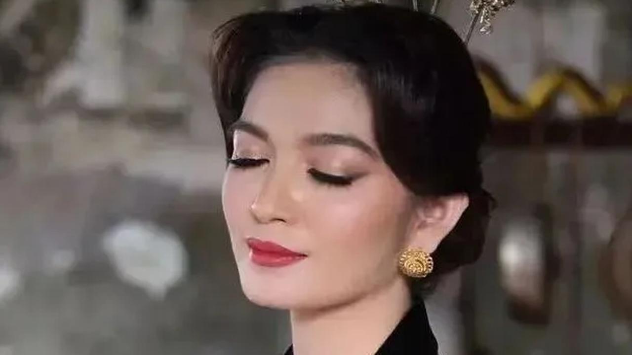 Selvi Ananda terlihat cantik dengan kebaya hitam.