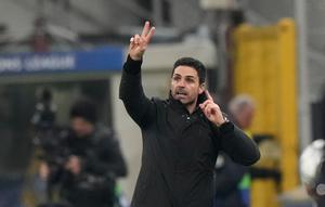Manajer Arsenal, Mikel Arteta, memberi instruksi kepada para pemainnya saat pertandingan Liga Champions melawan Inter Milan  di Giuseppe Meazza, Italia, Rabu (21/1/2026). (AP Photo/Luca Bruno)