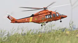 Helikopter AgustaWestland AW139 milik Basarnas saat melakukan uji terbang di Bandara Pondok Cabe, Tangerang Selatan, Senin (22/2). Helikopter tersebut dilengkapi radar cuaca untuk membantu proses SAR saat cuaca buruk. (Liputan6.com/Immanuel Antonius)