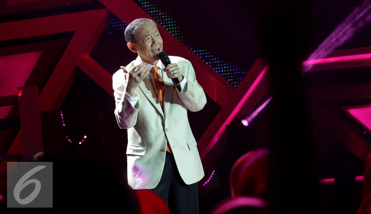 Penyanyi legendaris asal Filipina Jose Mari Chan saat tampil di acara Golden Memories di Studio 5 Indosiar, Jakarta, Jumat (13/01). Acara tersebut juga merupakan rangkaian dari HUT Indosiar yang ke-22. (Liputan6.com/JohanTallo)