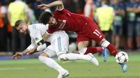 Striker Liverpool, Mohamed Salah, mendapat bantingan dari bek Real Madrid, Sergio Ramos pada laga final Liga Champions di Stadion NSC Olimpiyskiy, Kiev, Minggu (27/5/2018). Salah mengalami cedera bahu usai dilanggar Ramos. (AP/Efrem Lukatsky)