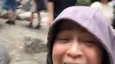 Menariknya, momen susur sungai dan air terjun Astrid kuya ini bertepatan dengan anniversary pertama  Cinta Kuya dan Logan Houck. Mengenakan jaket dengan hoodie, Astrid Kuya tak mau kalah menjelajah alam Amerika. (Liputan6.com/IG/astridkuya)