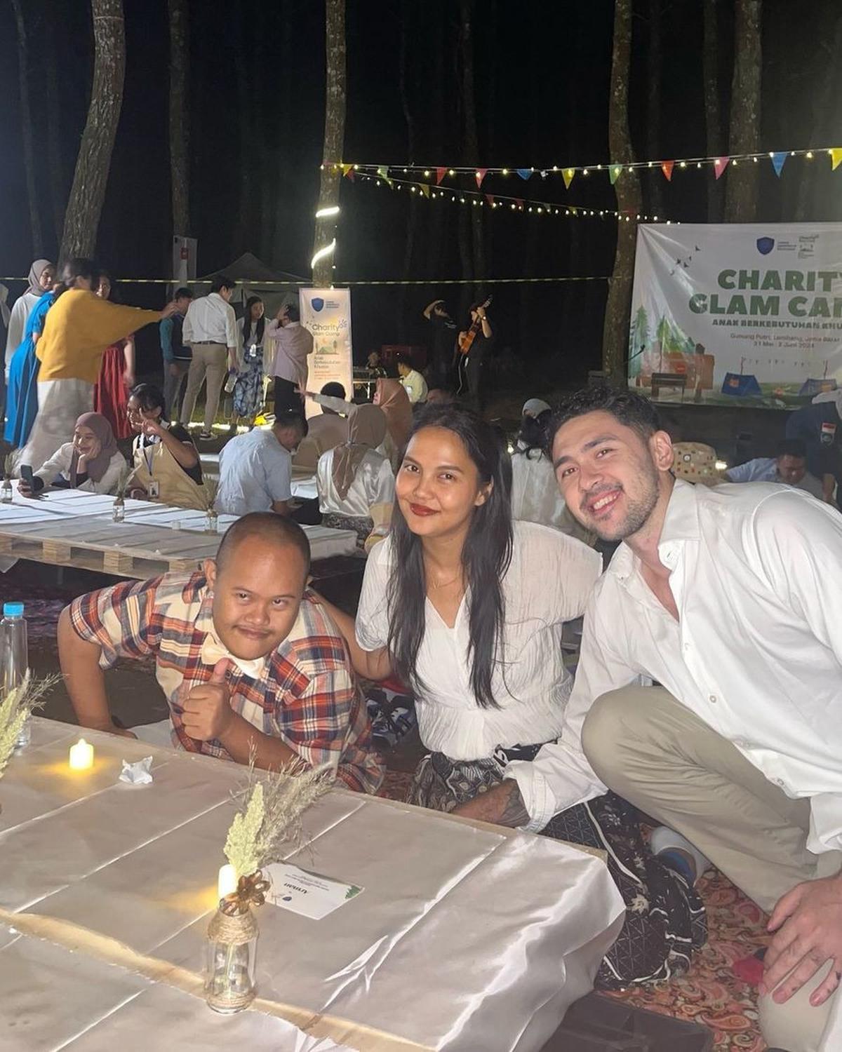 Mereka terlihat begitu bahagia saat menikmati candle light dinner bersama, suasana yang hangat membuat momen tersebut menjadi sangat istimewa.