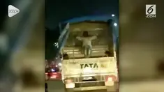 Kocak, di tengah-tengah kemacetan, seorang pria di India malah asik bermain ayunan.