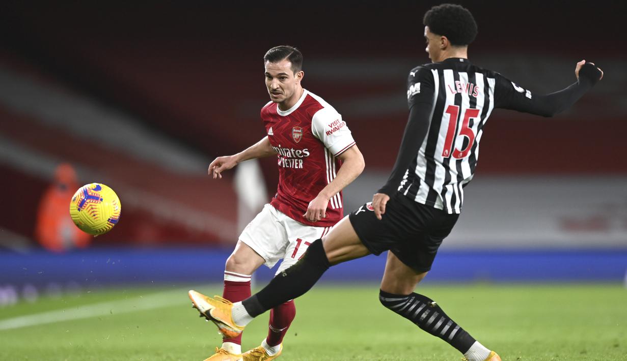 Bek Arsenal, Cedric Soares berusaha melewati bek Newcastle United, Jamal Lewis pada pertandingan lanjutan Liga Inggris di Stadion Emirates di London, Selasa (19/1/2021). Arsenal menang telak atas Newcastle 3-0. (Shaun Botterill/Pool via AP)
