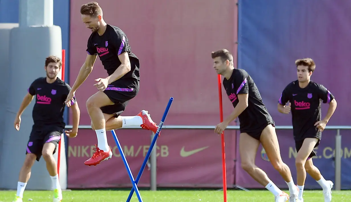 Pemain depan Barcelona, Luuk de Jong, melompat selama sesi latihan menjelang duel melawan Benfica di Joan Gamper di Sant Joan Despi, Selasa (28/9/2021). Barcelona akan menghadapi Benfica dalam laga fase Grup E Liga Champions pada Kamis dini hari WIB, 30 September mendatang. (Josep LAGO / AFP)