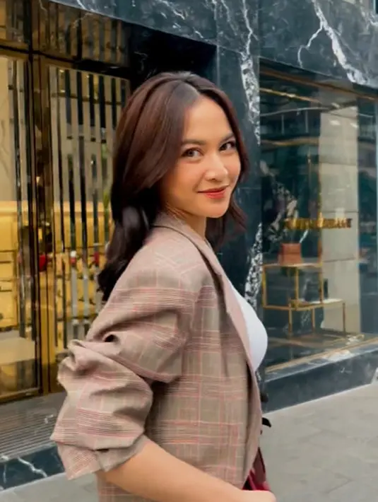 Tak jarang, Mahalini Raharja manggung dengan tampilan maksulin berbalut blazer [@mahaliniraharja]