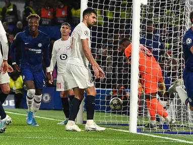 Pemain Chelsea Cesar Azpilicueta (kanan) mencetak gol ke gawang Lille pada pertandingan Grup H Liga Champions di Stadion Stamford Bridge, London, Inggris,  Selasa (10/12/2019). Chelsea menang 2-1 dan lolos ke babak 16 besar Liga Champions. (AP Photo/Thanassis Stavrakis)