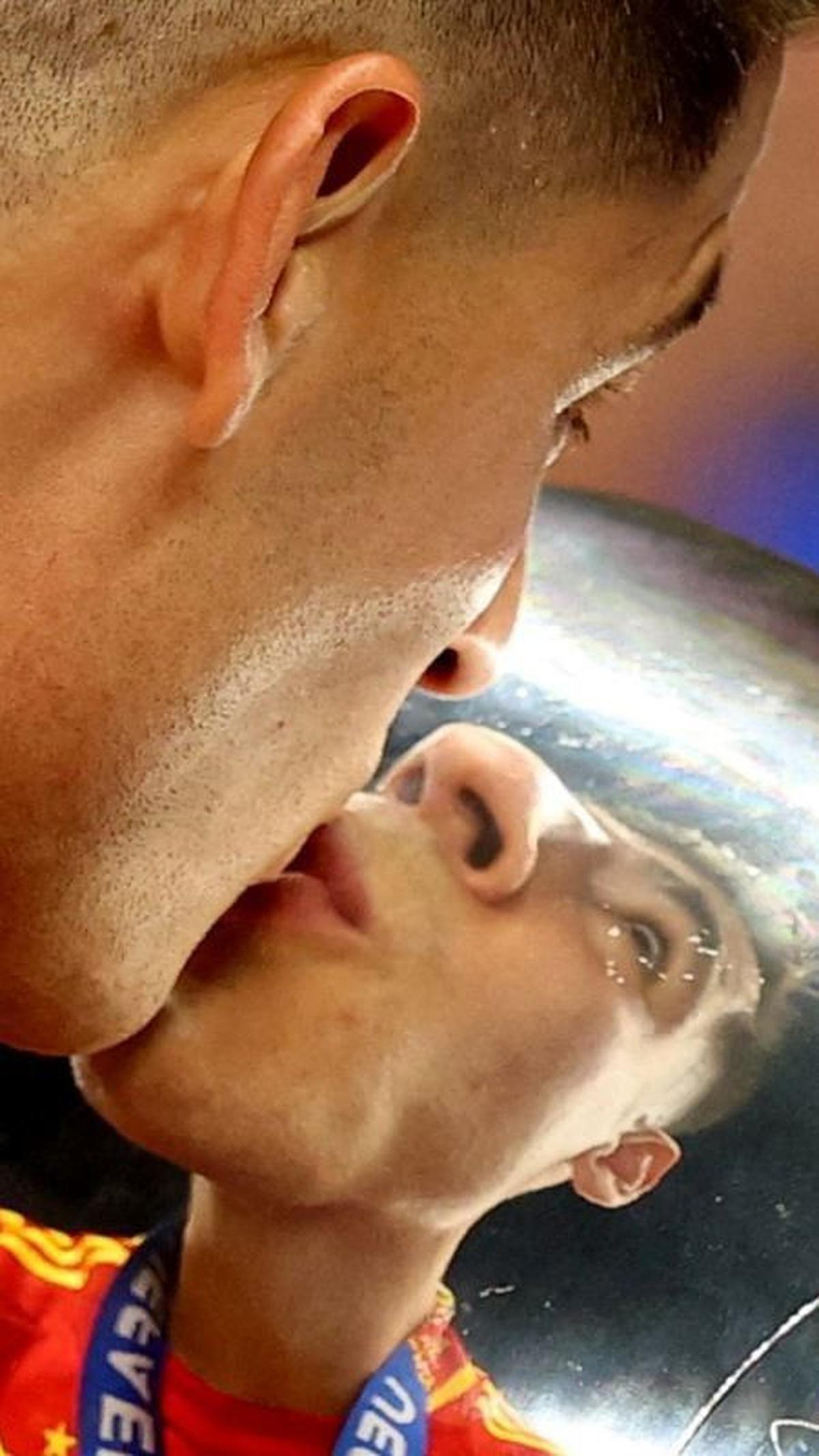 Hingga mencium trofi yang sudah menjadi tradisi terlihat melengkapi suasana pesta kemenangan. Pemain Spanyol Alvaro Morata tampak mencium trofi dengan ekspresi yang gembira.&nbsp;Foto: Reuters