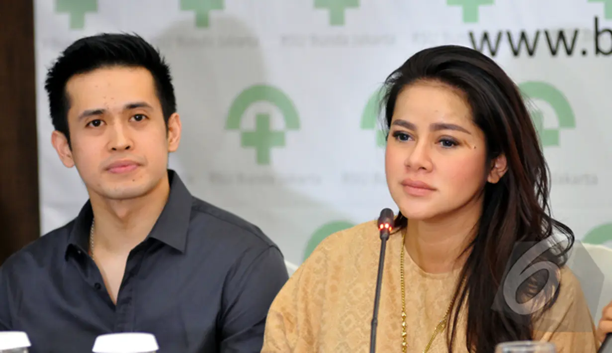 Olla Ramlan dan Aufar Hutapea memberikan nama bayi mereka Aleena Naira Hana Hutapea, saat jumpa pers di RSU Bunda, Menteng, Jakarta , Senin (19/1/2015). (Liputan6.com/Panji Diksana)