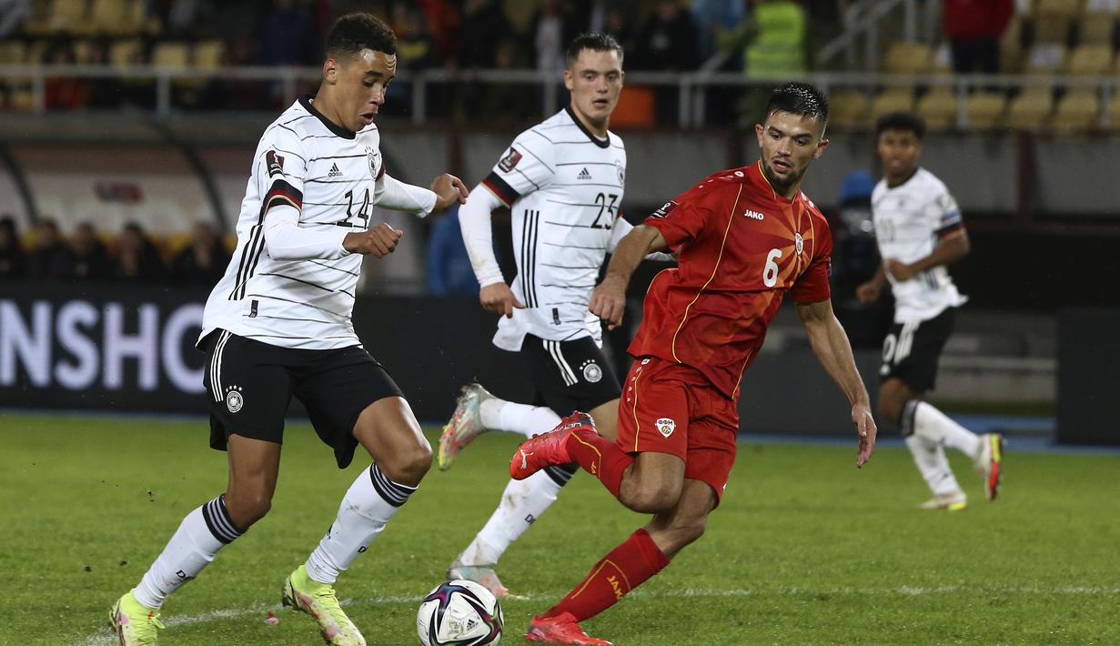 Pada menit ke-83 Jamal Musiala mencetak gol dan membawa Jerman unggul 4-0. Kerjasamanya dengan Karim Adeyemi berhasil dituntaskan dengan sepakan keras dari tepi kotak penalti yang kembali gagal diantisipasi Stole Dimitrievski. (AP/Boris Grdanoski)