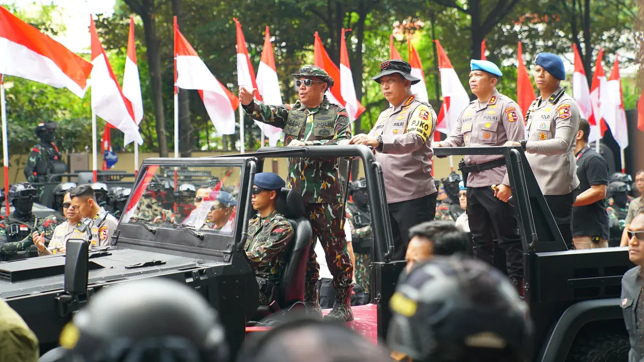 Kapolri Jenderal Listyo Sigit Prabowo melakukan pengecekan gladi bersih apel gelar pasukan dalam rangka Operasi Mantap Brata 2024 pengamanan tahap pengambilan sumpah Presiden dan Wakil Presiden RI Terpilih, Prabowo Subianto-Gibran Rakabuming Raka.