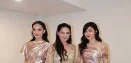 Dalam momen penuh kehangatan itu, Febby tampil memukau mengenakan gaun rose gold metallic karya @studio.boh, sebuah pilihan yang sempurna untuk menghadirkan kesan glamor namun tetap lembut dan romantis. [@febbyrastanty].