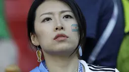 Seorang suporter menggunakan asesoris berlogo Messi saat laga Argentina melawan Islandia pada Piala Dunia 2018 di Spartak Stadium, Moskow, (16/6/ 2018). Argentina dan Islandia bermain imbang 1-1.  (AP/Matthias Schrader)