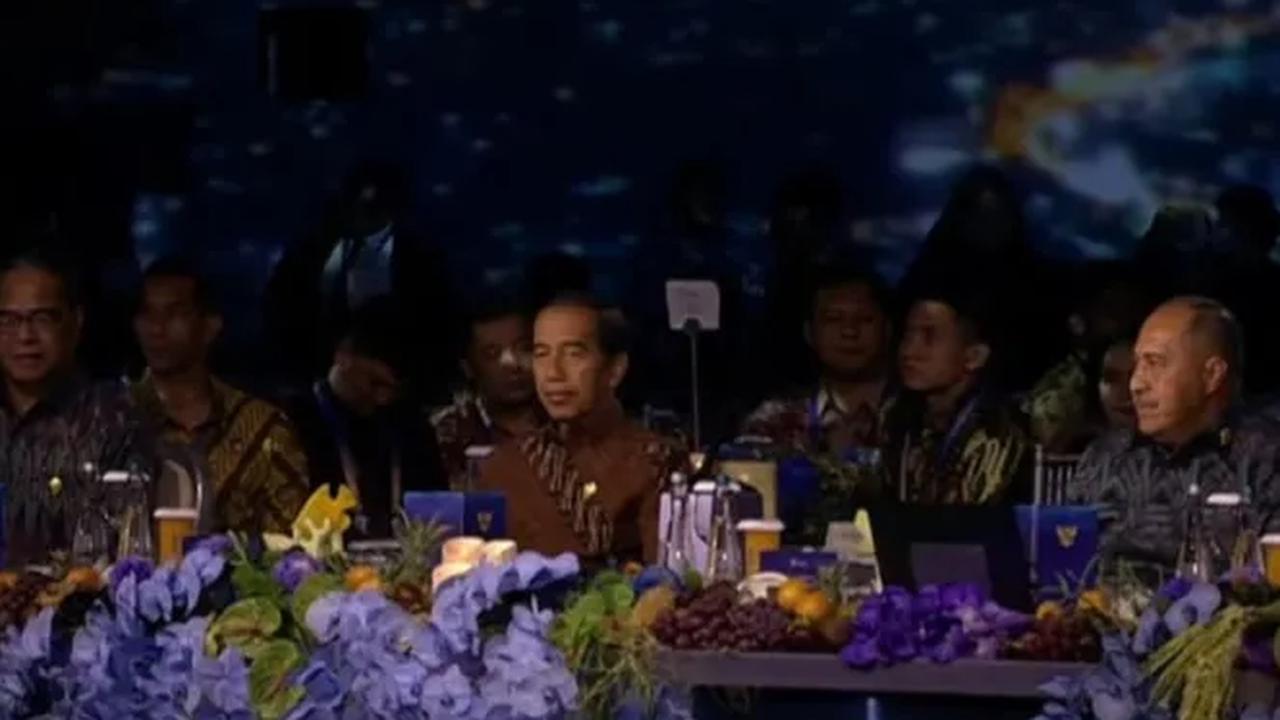 Presiden Joko Widodo (Jokowi) membuka gala dinner Konferensi Tingkat Tinggi (KTT) Archipelago and Island States (AIS) Forum 2023 di Bali. Jokowi mengucapkan selamat datang kepada para tamu delegasi yang hadir.