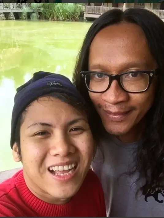 "klo deket dengan alam tuh tenang" keterangan vidio yang ditulis oleh istri Aming saat sedang merekam suasana disebuah hotel. Tidak lama kemudian muncul suaminya, Aming. (dok. Instagram)