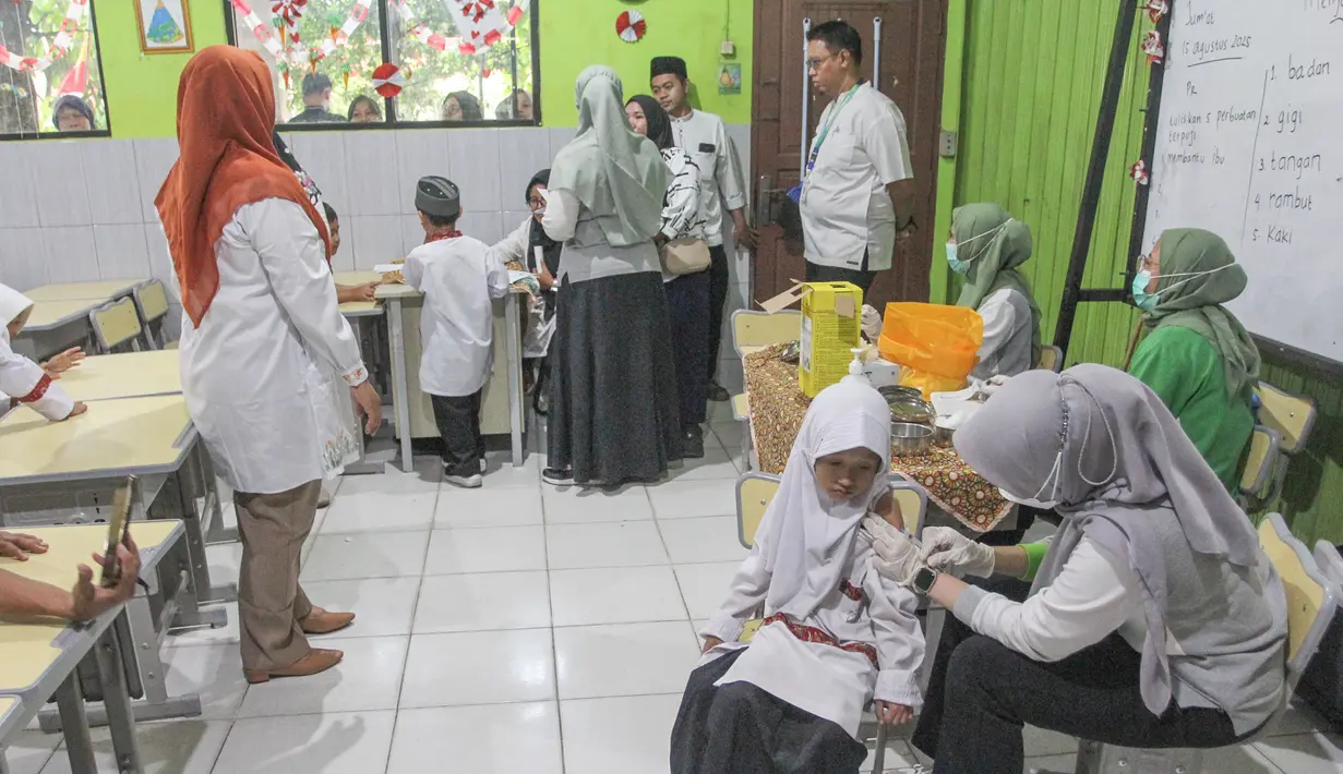 BIAS adalah program imunisasi yang diadakan setiap tahun untuk anak-anak sekolah dasar yang dilaksanakan pada bulan Agustus dan November. (merdeka.com/Arie Basuki)