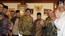 Ketum Partai Golkar, Airlangga Hartarto (keempat kiri) bersama Ketum PBNU, Said Aqil Siradj jelang melakukan pertemuan di Jakarta, Jumat (8/6). Airlangga menyampaikan acara ini bertujuan untuk meningkatkan silaturahmi. (Liputan6.com/Helmi Fithriansyah)