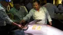CEO Sushi Zanmai, Kiyoshi Kimura memeriksa ikan tuna seharga 74,2 juta yen (setara Rp 85 miliar) di depan restorannya, dekat pasar ikan Tsukiji, Tokyo, Kamis (5/1). Kimura memenangkan ikan itu pada lelang tuna pertama tahun 2017. (TOSHIFUMI KITAMURA/AFP)