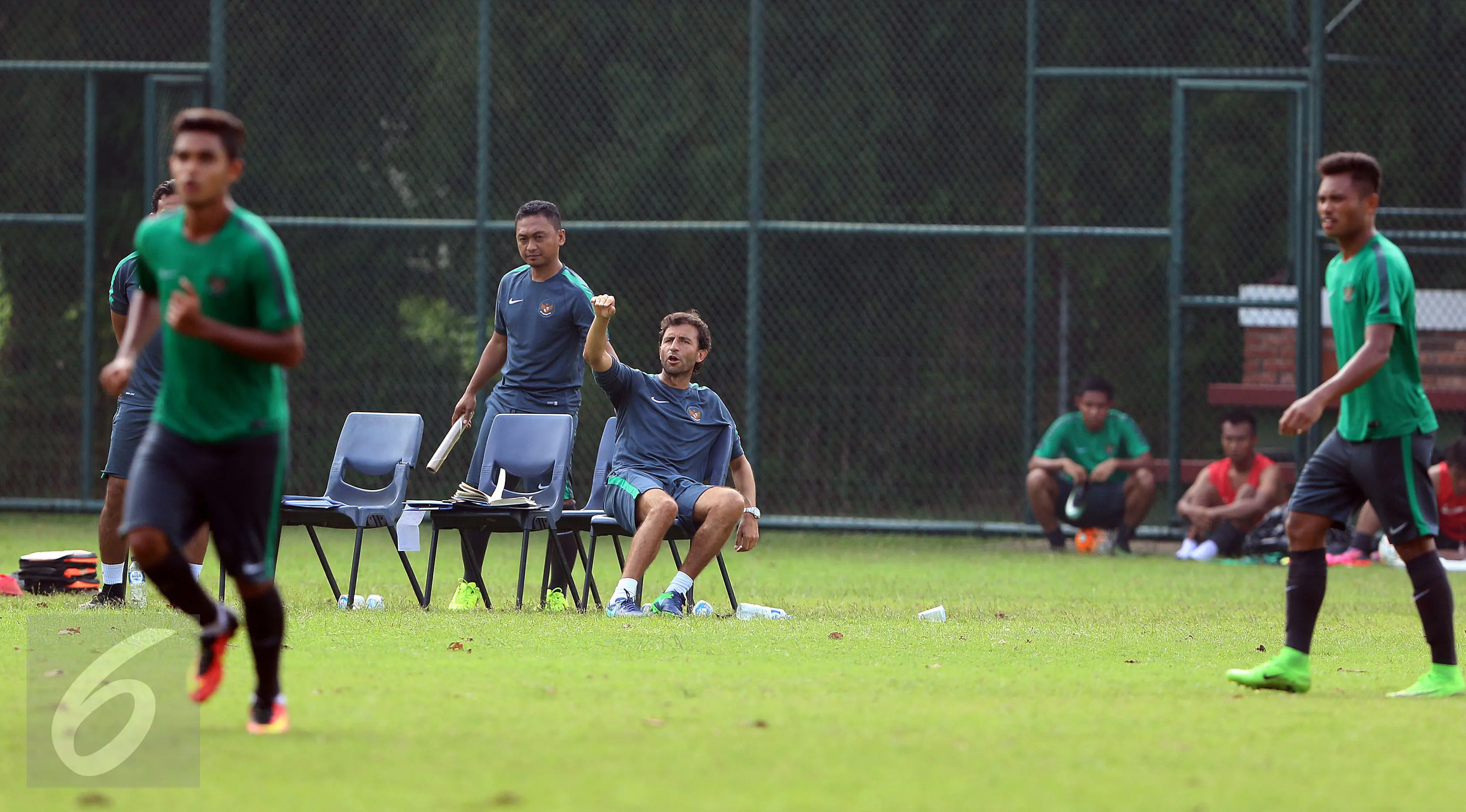 Pelatih Timnas Indonesia U-22, Luis Milla Aspas (duduk) memberi arahan pada timnya saat laga uji coba di Lapangan SPH Karawaci, Tangerang, Selasa (25/4). Timnas Indonesia U-22 unggul 2-1. (Liputan6.com/Helmi Fithriansyah)