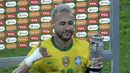 Penyerang Brasil, Neymar tersenyum setelah menerima penghargaan di akhir pertandingan semifinal Copa America Conmebol 2021 melawan Peru di Stadion Nilton Santos di Rio de Janeiro, Brasil, Selasa (6/7/2021). Brasil lolos ke Final usai mengalahkan Peru 1-0. (AFP/Douglas Magno)