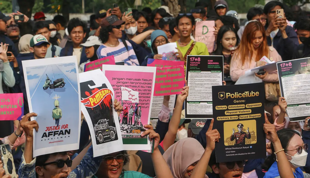 Mahasiswa bersama Koalisi Masyarakat Sipil menggelar aksi di depan gerbang utama gedung Majelis Permusyawaratan Rakyat (MPR), Dewan Perwakilan Rakyat (DPR), dan Dewan Perwakilan Daerah (DPD) Republik Indonesia, Jakarta, Jumat (5/9/2025). (merdeka.com/Arie Basuki)