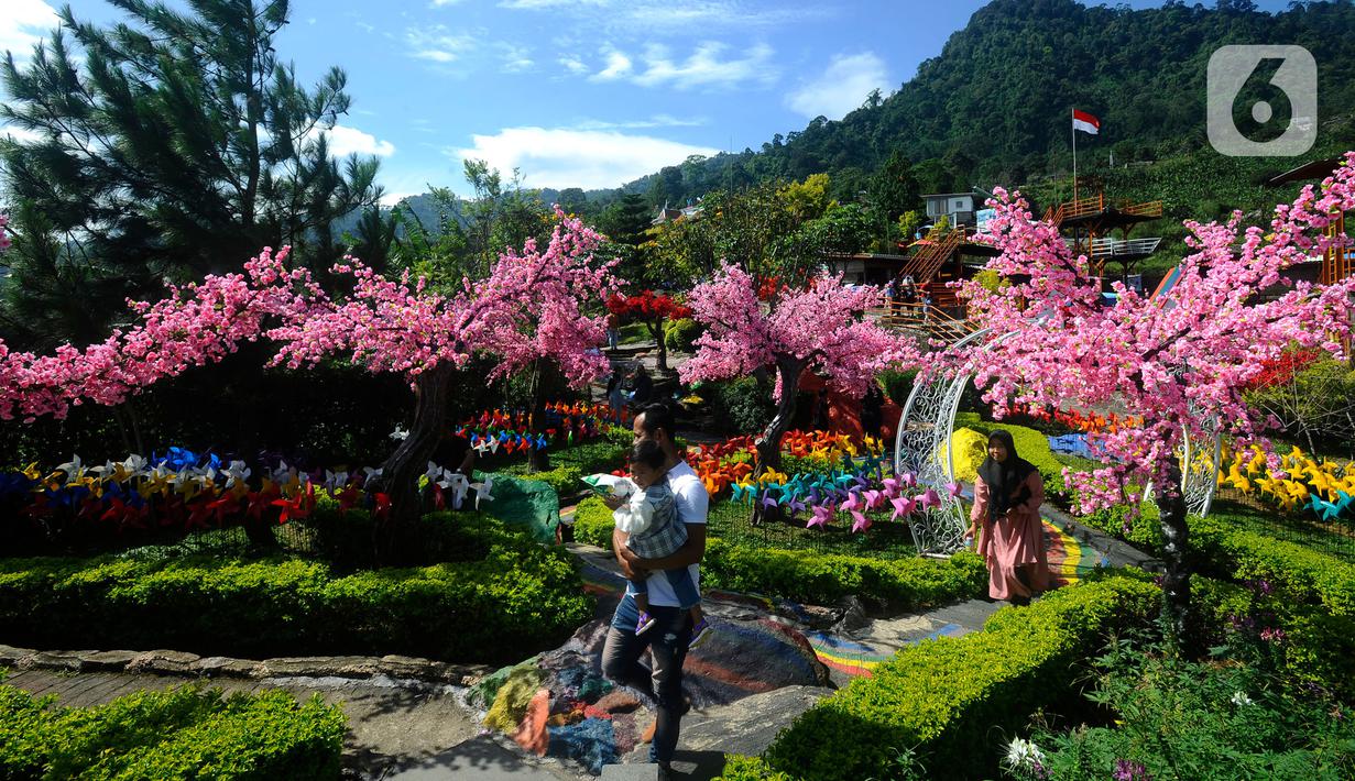 Wisatawan menikmati tempat wisata yang Instagrammable di kawasan Puncak Dua, Sukamakmur, Bogor, Jumat (6/1/2023). Meski kawasan Puncak Dua belum dikembangkan secara maksimal oleh Pemkab Bogor dan pemerintah pusat, warga seputar Jabodetabek dan Cianjur tetap antusias mengunjungi kawasan ini sebagai tempat wisata alternatif selain kawasan Puncak dan sekitarnya yang selalu didominasi kemacetan lalu lintas. (merdeka.com/Arie Basuki)