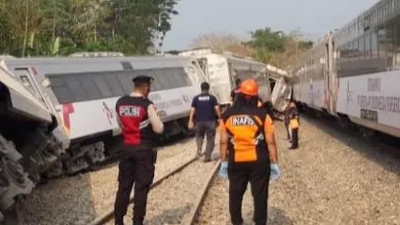 Dua Kereta Anjlok, Jalur Stasiun Wates dan Sentolo Ditutup