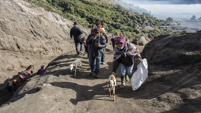 FOTO: Upacara Yadnya Kasada, Suku Tengger Larung Sesajen ke Kawah Gunung Bromo