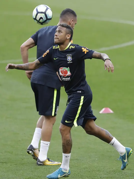 Striker Brasil, Neymar, mengikuti sesi latihan bersama timnas Brasil jelang laga kualifikasi piala dunia 2018 di Porto Alegre, Brasil, Selasa (29/8/2017). Brasil akan berhadapan dengan Ekuador. (AP/Andre Penner)