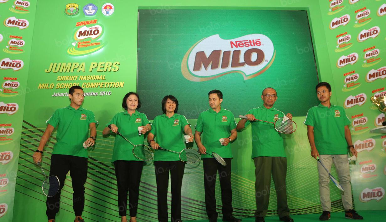 Jonatan Christie ,Perwakilan Nestle, Debora Tjandrakusuma, Prawitya Soemadijo, Ricky Soebagja, Gatot Dewabroto, Anthony Ginting berfoto pada jumpa pers Sirnas Milo School Competition di Senayan, Jakarta, Kamis (25/8/20