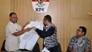KPK memperlihatkan peta skema penyelidikan ketika memberikan keterangan terkait penetapan calon Kapolri Komjen Pol Budi Gunawan sebagai tersangka di Gedung KPK Jakarta, Selasa (13/1/2015). (Liputan6.com/Miftahul Hayat)