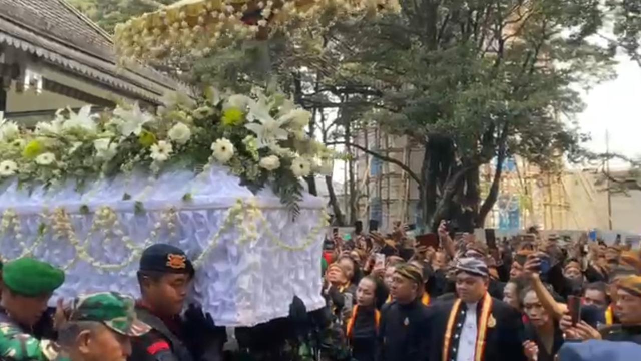 Jenazah Paku Buwono XIII Diberangkatkan ke Pemakaman Raja Mataram di Imogiri