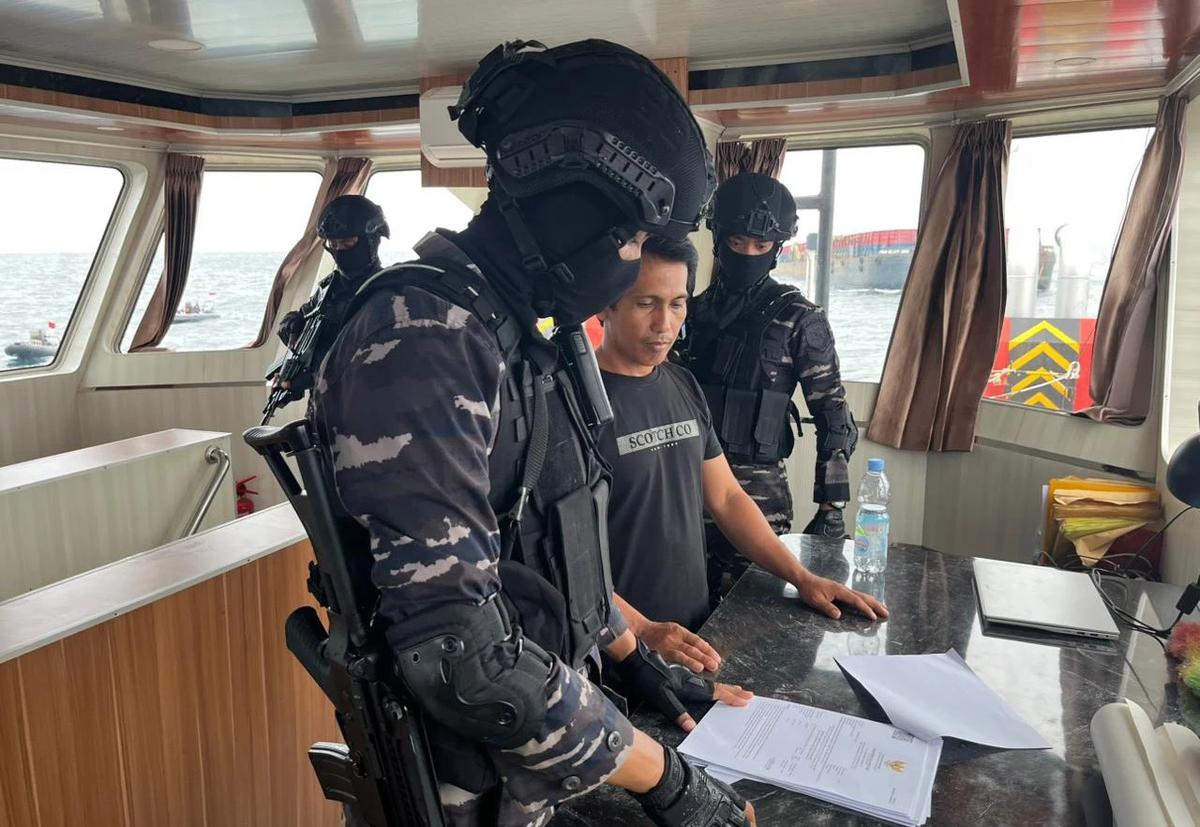Prajurit TNI AL saat mengamankan dua kapal pengangkut nikel yang terindikasi melakukan sejumlah pelanggaran di Perairan Mandiodo, Konawe Utara, Sulawesi Tenggara, Selasa (25/11/2025 ).