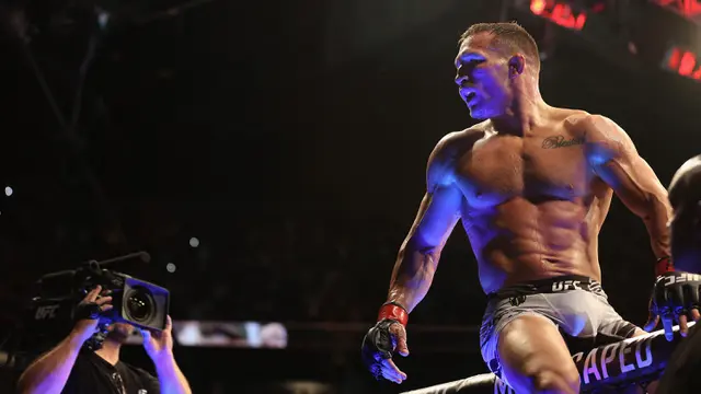 FOTO: Michael Chandler Menang KO Lawan Tony Ferguson di UFC 274